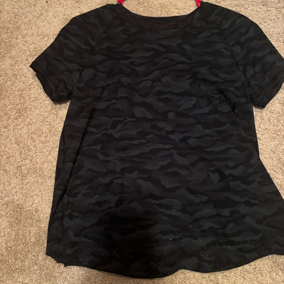 lululemon camo short sleeve - Picture 2 of 3